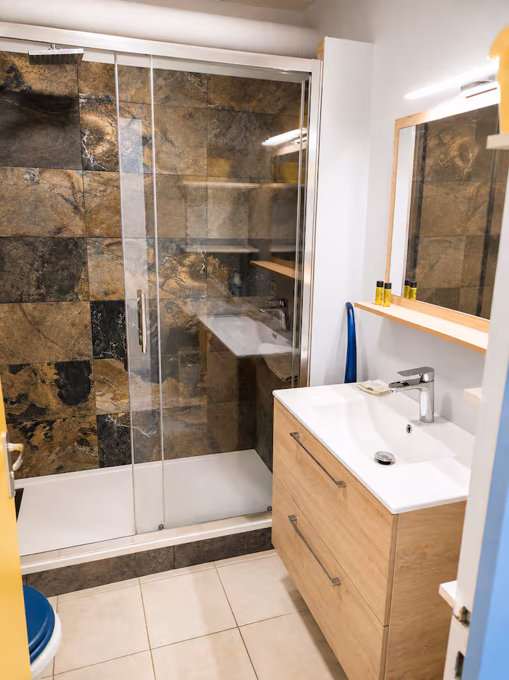 Salle de bain rénovée avec douche