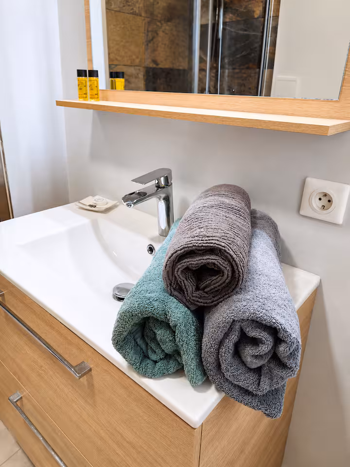 Linge de toilette préparé pour le séjour